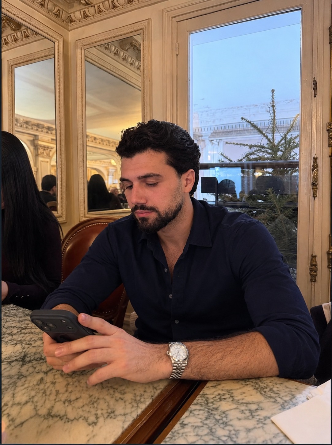 Hamza Kerem Kaya bir kafede