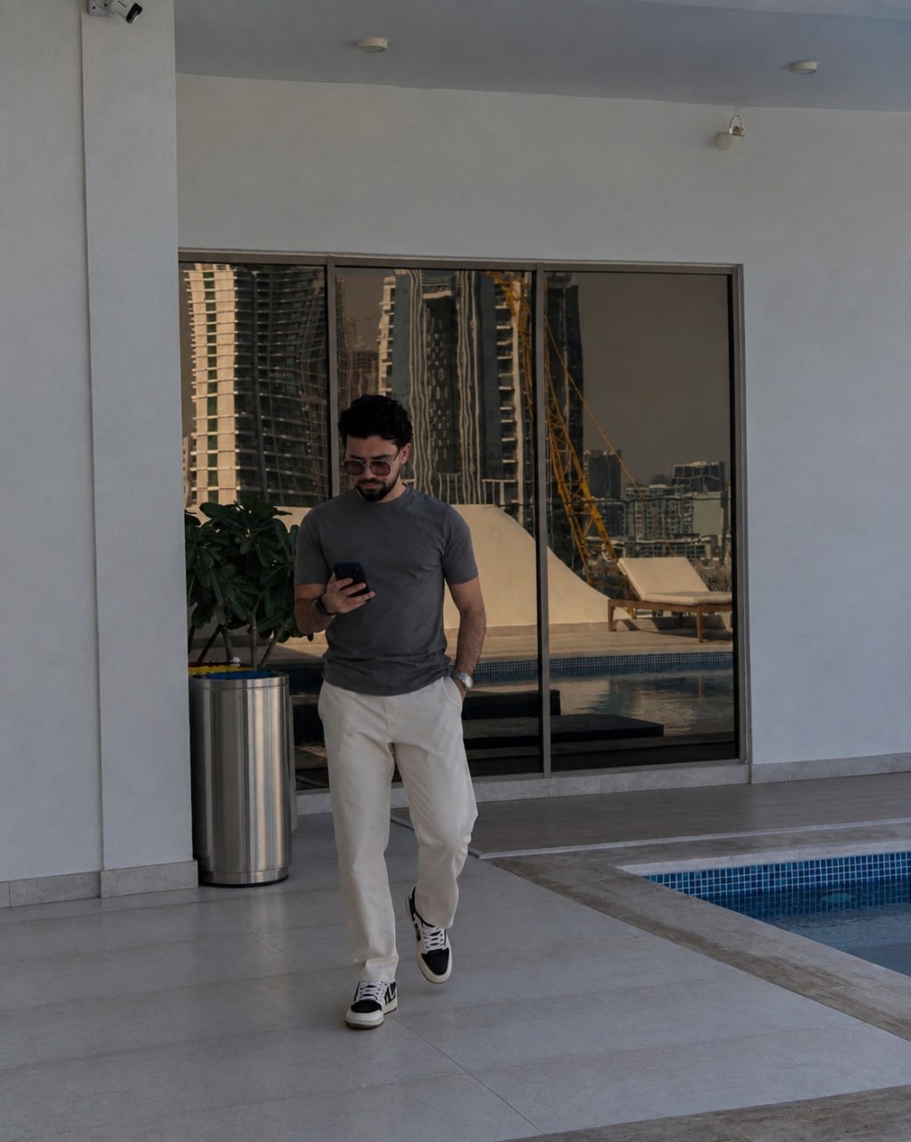 Hamza Kerem Kaya şehir manzaralı bir terasta